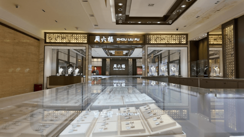 深圳水貝黃金珠寶從業人員超過7萬人,每年營收超過1,000億元,平均每天營收約2.7億元。 深圳水貝黃金珠寶從業人員超過7萬人,每年營收超過1,000億元,平均每天營收約2.7億元。