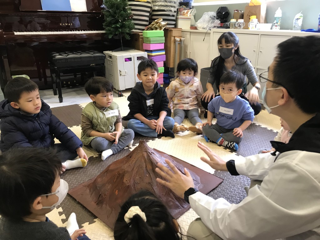 【Crazy Mad Scientist】系列一直深受家長歡迎,孩子 在動手、動腦與動身體的過程中自然地吸收知識,發展表達能⼒與團隊合作精神。(圖片來源:受訪者提供) 【Crazy Mad Scientist】系列一直深受家長歡迎,孩子 在動手、動腦與動身體的過程中自然地吸收知識,發展表達能⼒與團隊合作精神。(圖片來源:受訪者提供)