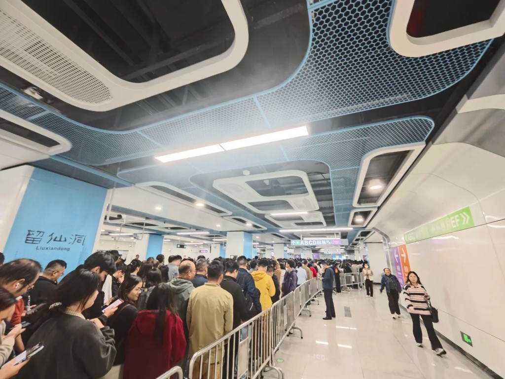 深圳地鐵留仙洞站因13號線開通，導致換乘客大增，繁忙時段出現擠堵情況。小紅書 