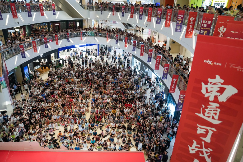 內地省市組織城市足球聯賽大受歡迎。新華社