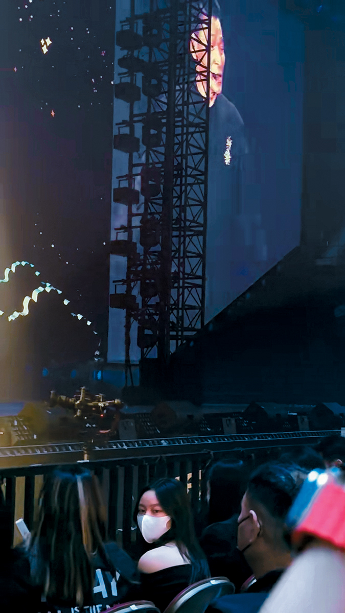 劉向蕙(戴口罩者)坐在台下睇演出。