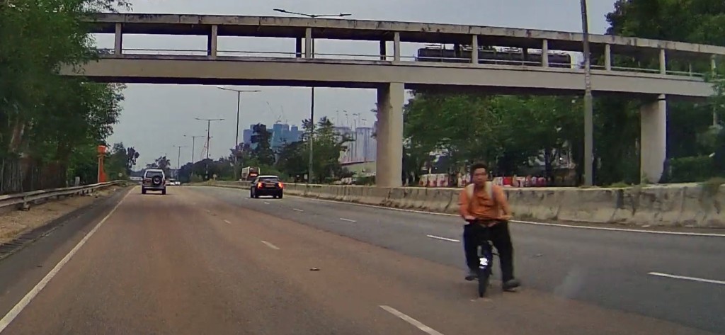 男子騎電動單車闖粉嶺公路。fb車cam L(香港群組)影片圖片 男子騎電動單車闖粉嶺公路。fb車cam L(香港群組)影片圖片