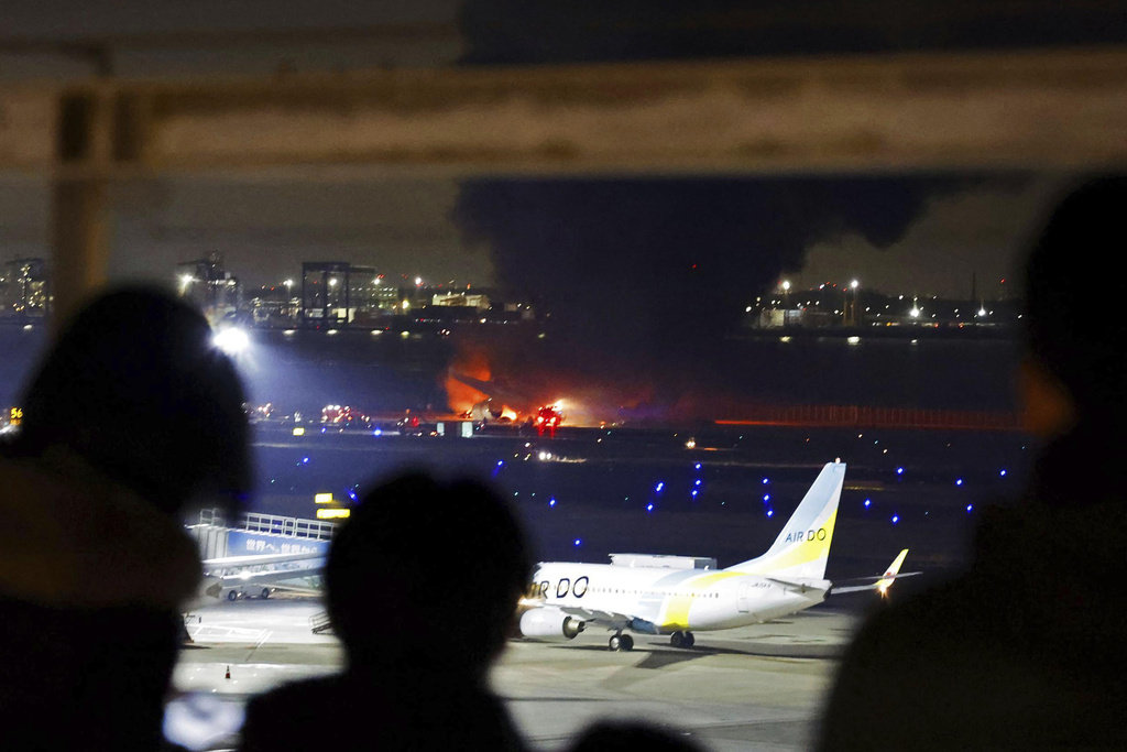 日本航空客機JL516在東京羽田機場降落時，疑與跑道上的海上保安廳定翼機發生相撞。AP圖片