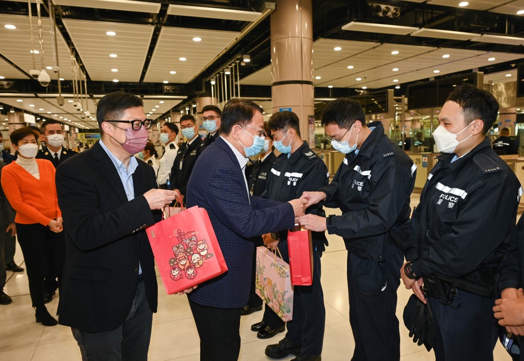 陳國基（右四）在保安局局長鄧炳強（左三）陪同下，探訪當值的香港警務處前線人員。政府新聞處