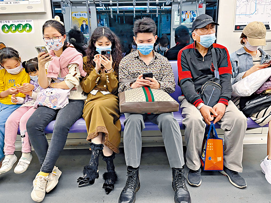 上海地鐵戴口罩的乘客。