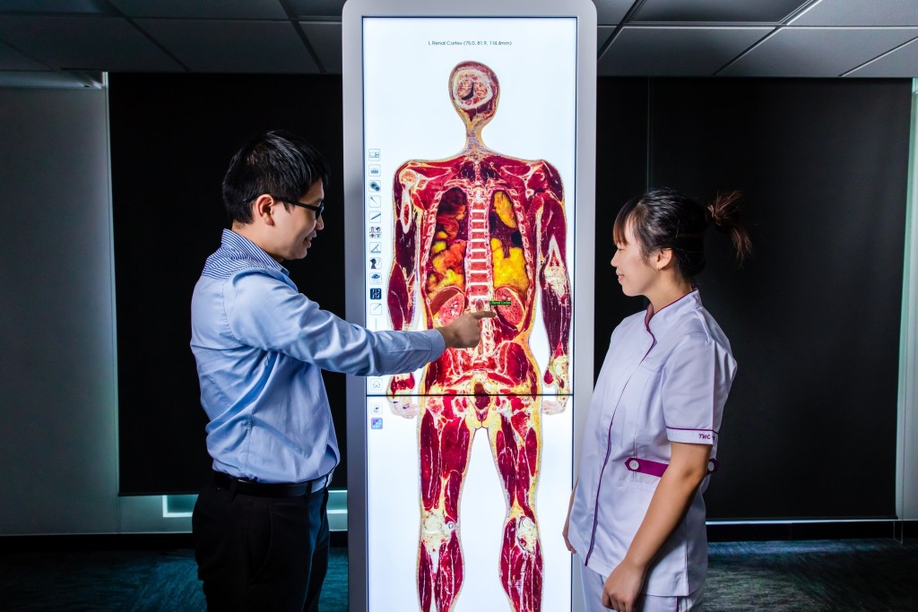 「虚拟 实境教学解剖台」让学生透过虚拟的 「大体老师」，理解人体结构。