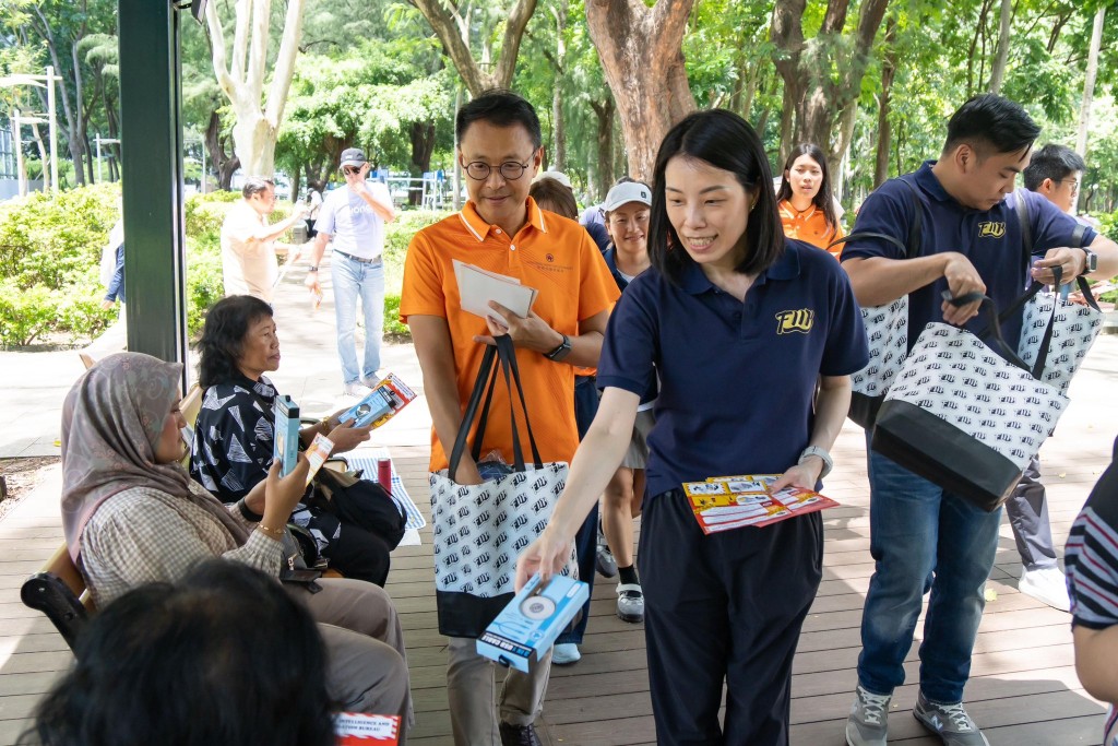  財富情報及調查科聯同金管局、香港銀行公會、印尼領事館人員等舉行「反洗黑錢」宣傳活動。