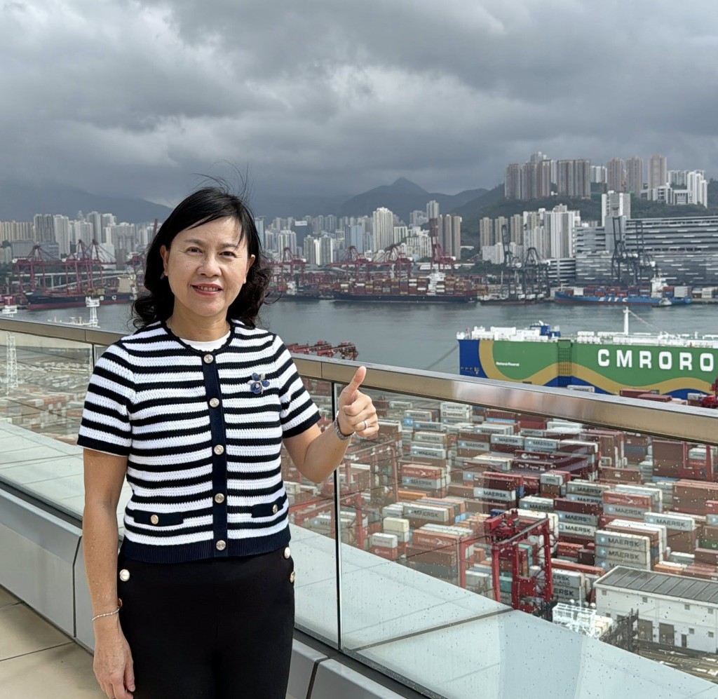 陳美寶與一眾嘉賓一同見證「港榮」輪首航抵港的時刻。陳美寶fb圖片