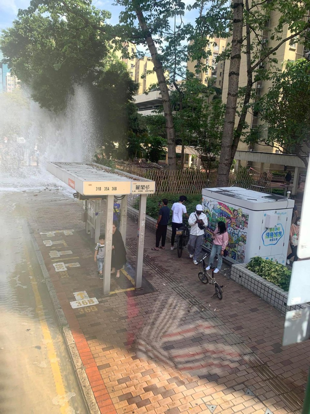 多名在巴士站候車的乘客需要站在一旁躲避。網上圖片 多名在巴士站候車的乘客需要站在一旁躲避。網上圖片
