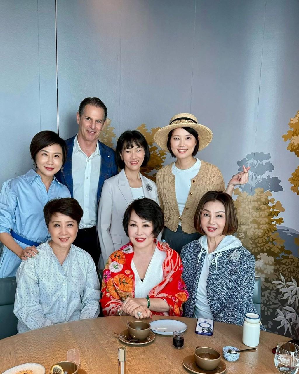 謝玲玲的朋友圈不乏名人明星,位位非富則貴。 謝玲玲的朋友圈不乏名人明星,位位非富則貴。