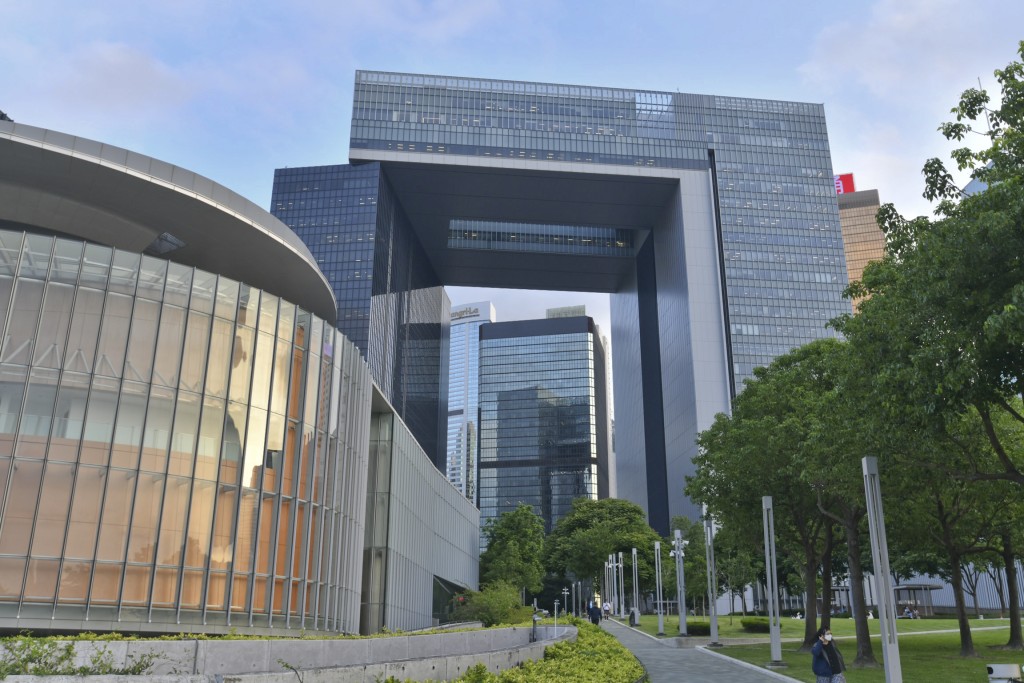 梁振英強調,立法主動權是在行政機關的手上。 梁振英強調,立法主動權是在行政機關的手上。