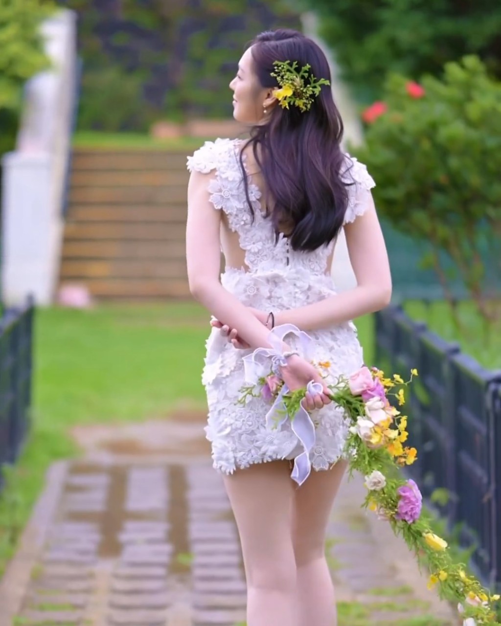 冯盈盈自穿的婚纱非常短。
