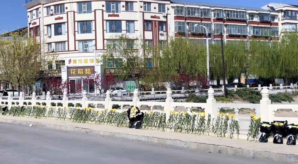 现场放满悼念的鲜花。《潇湘晨报》