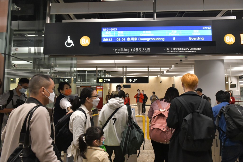由香港开往广州东的列车，上午约8时由西九开出。有市民入闸准备上车。（陈极彰摄）
