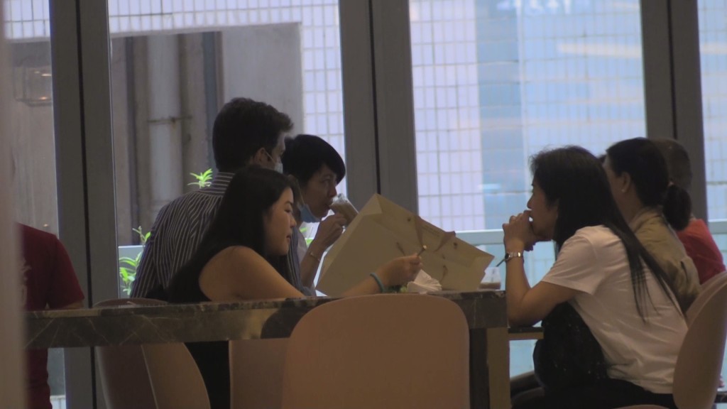 Gigi一家到附近餐廳會合好友歎啡。