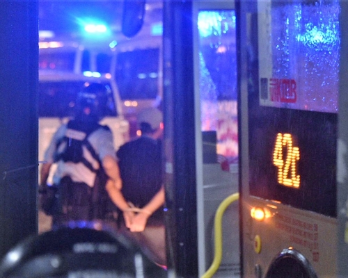 警方拘捕多人。