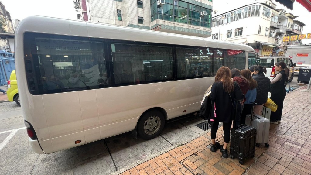跨部門大埔及上水掃黃，拘捕14名內地女。警方提供
