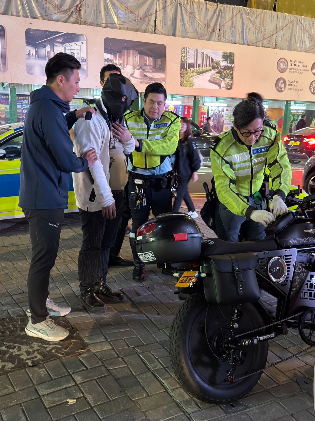 警方今日於觀塘拘捕一名47歲男子。