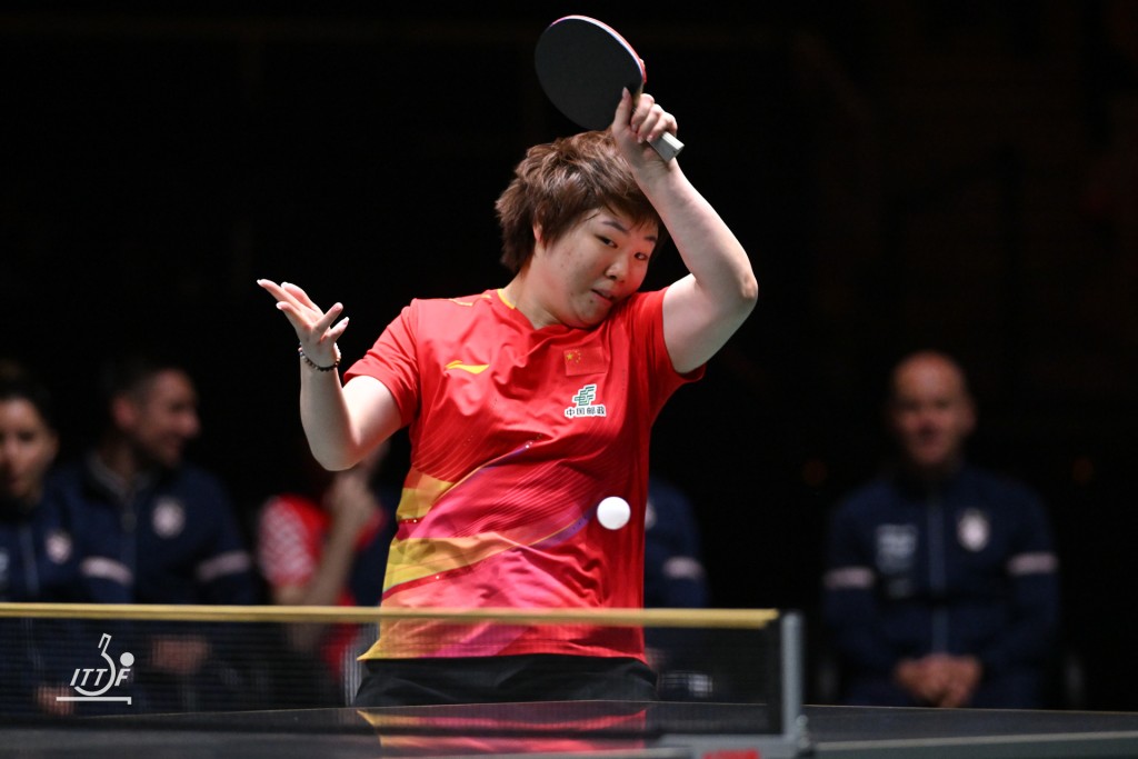 第四盘女双组合王曼昱／蒯曼挺身而出，凭借凌厉攻势与默契配合，直落三局（11：6、11：7、11：7）击败瑞典的BERGSTROM／BERGAND组合。ITTF图片