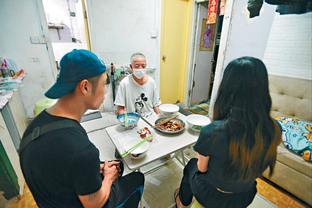 死者李子輝的父親、兄長和妹妹的中秋夜晚餐僅有一碟豉油雞和一碟燒肉，眾人也沒有慶團圓的喜悅。 