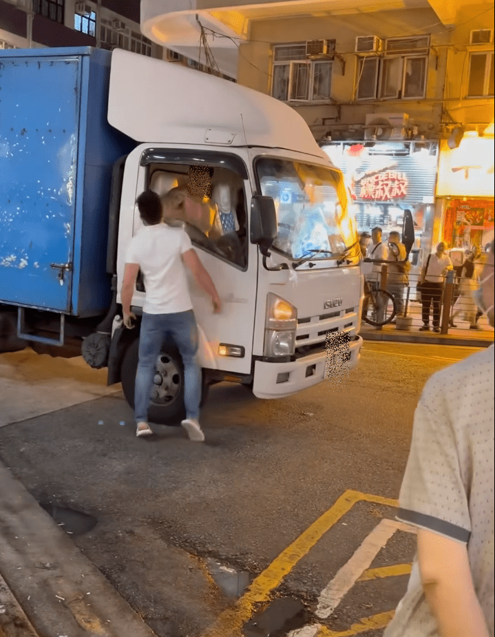 貨車司機掌摑白衣男。fb：車cam L（香港群組）
