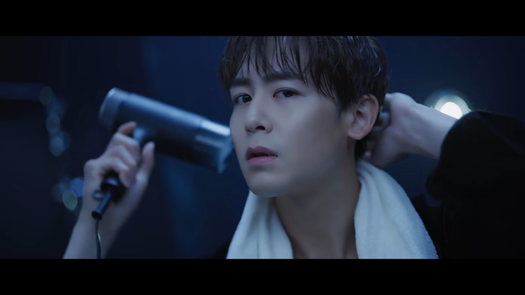 濕髮Nichkhun玩吹頭。