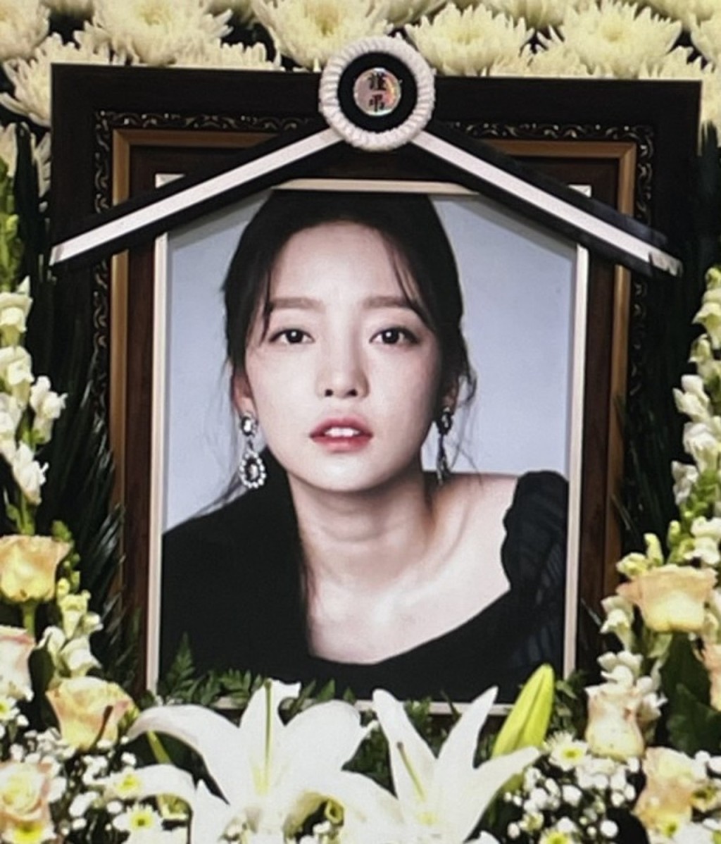 荷拉前年11月自殺身亡,終年28歲。