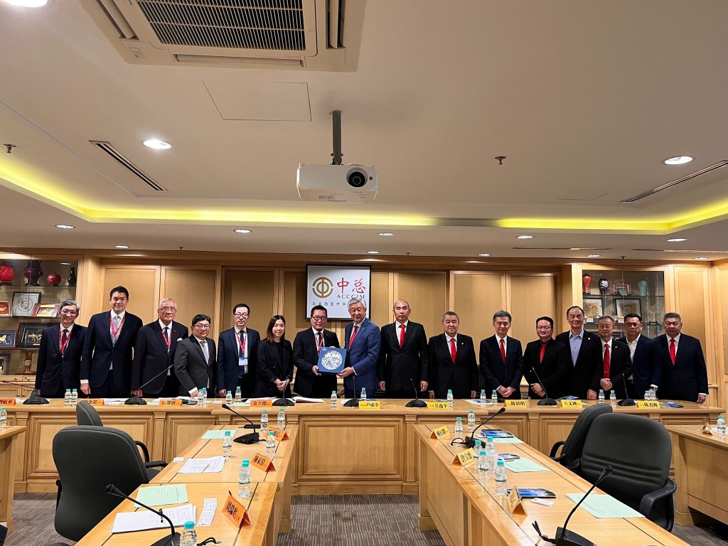 香港中华厂商联合会马来西亚交流团与马来西亚丹斯里拿督、上议员卢成全等会面。郭咏欣摄