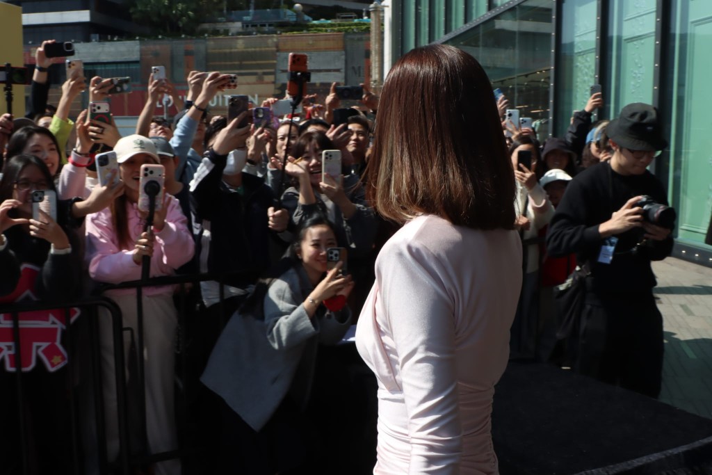 勁多Fans等偶像。