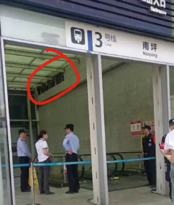 网图显示重庆地铁站墙砖塌下的位置。