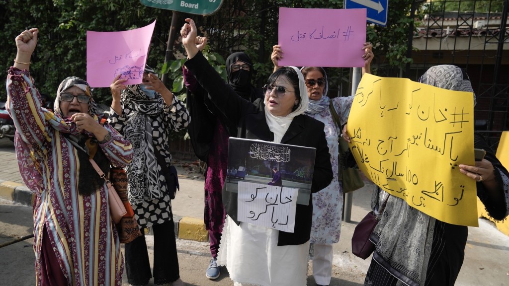 支持者高叫口號，抗議拘捕伊姆蘭·汗（Imran Khan）。 美聯社