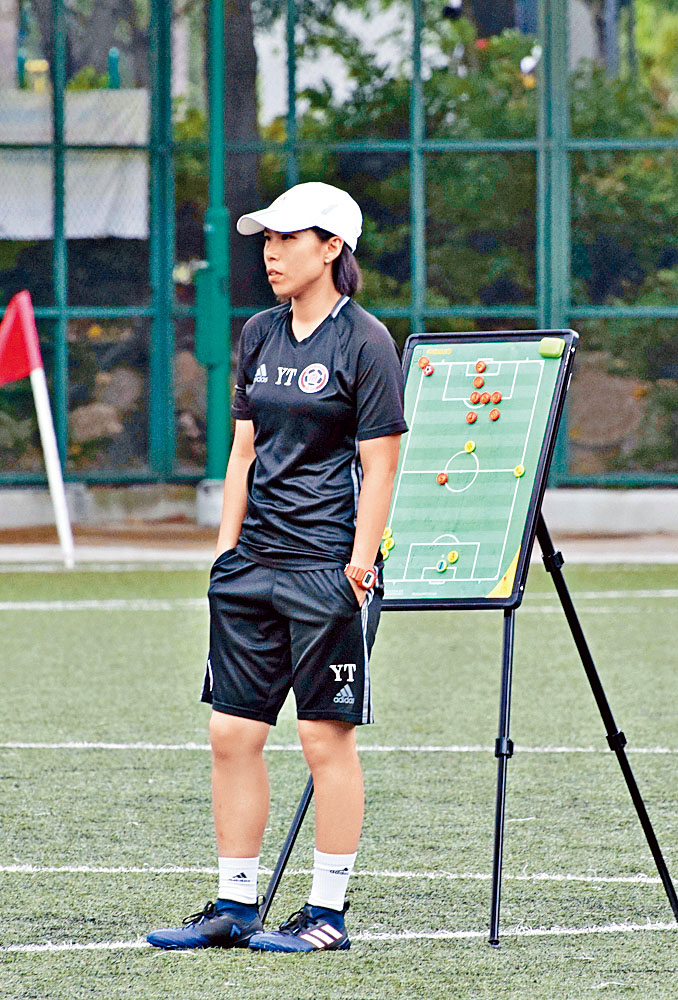 「牛丸」是香港出身的知名女足球教練。