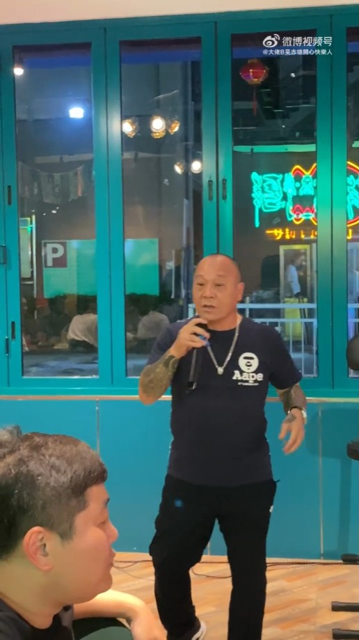 吳志雄間中登台賺外快。