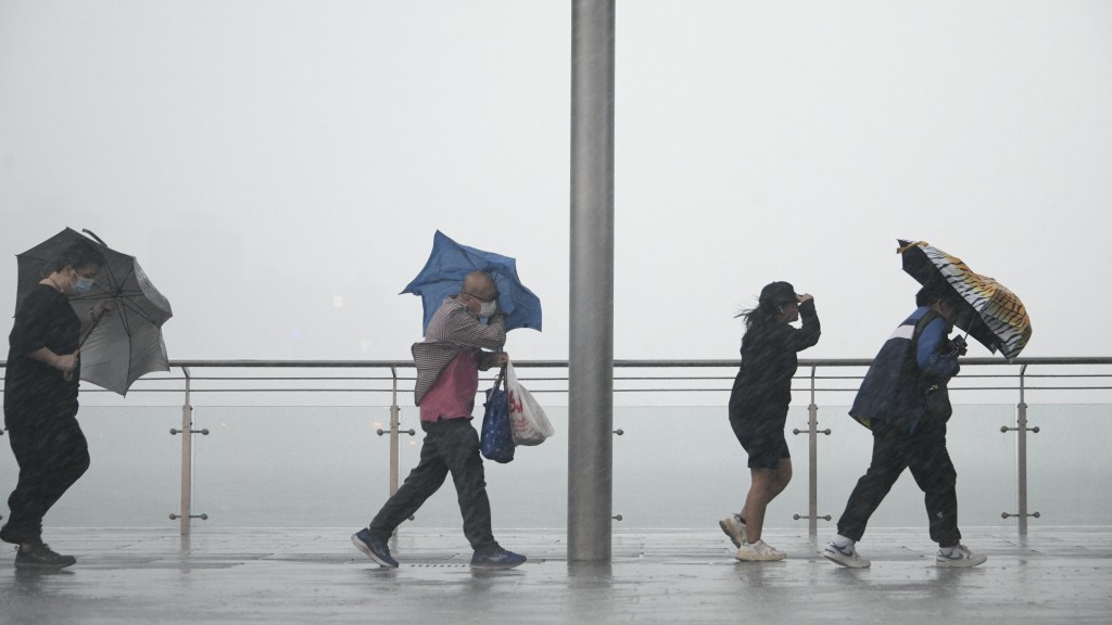 天文台︱受低壓槽影響 本港有驟雨雷暴 稍後雨勢有時較大(附九天天氣預報)