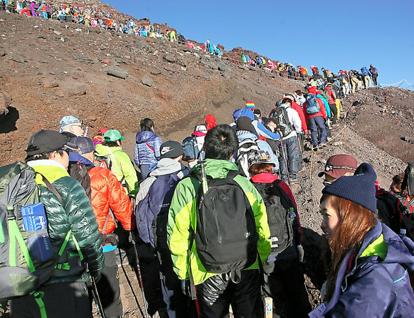 2023年约有14万名登山客从山梨县负责管理的吉田口登山步道攀登富士山。资料图片