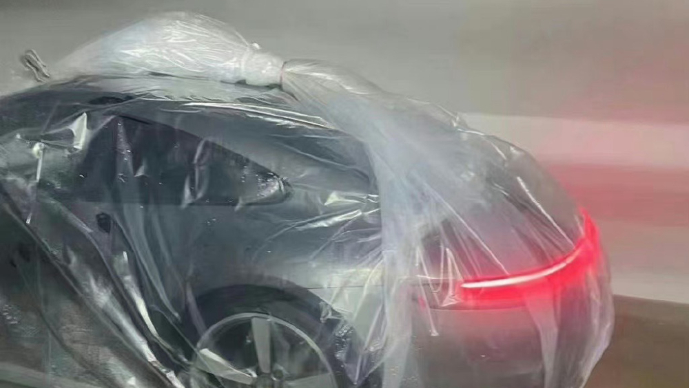 愛車包膠袋逃水災,保時捷車主自誇:「成個停車場就我車沒事」