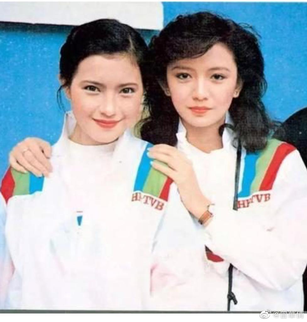 曾華倩與藍潔瑛為TVB第12期藝員訓練班同學，同屈還有劉嘉玲、吳君如、商天娥、劉青雲、吳啟華、陶大宇等多位巨星。