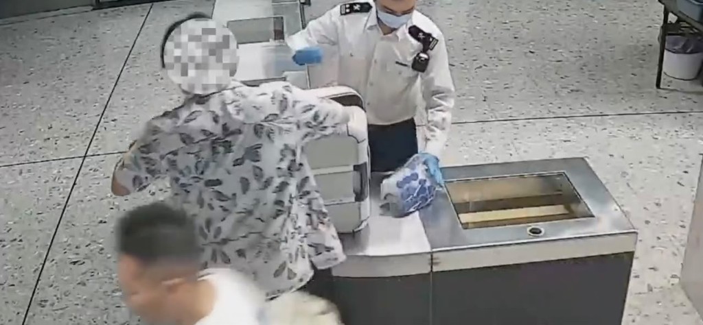 男子行李箱机检图像异常被拦截。海关发布