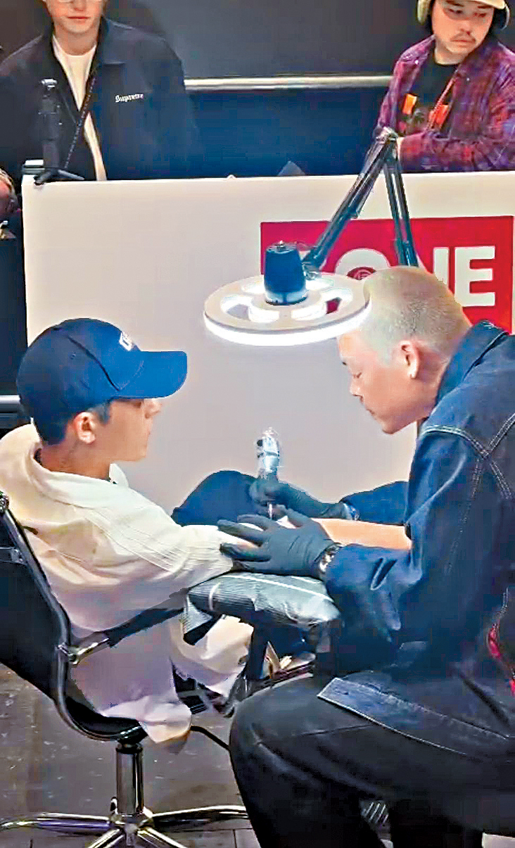 陳冠希找來紋身師Dr.Woo為他即場紋身。