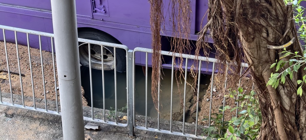 現場出現路陷,有貨車車輪陷入坑內被困。 現場出現路陷,有貨車車輪陷入坑內被困。