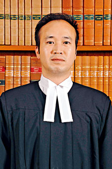 署理總裁判官蘇惠德，勸勉少年向滑板教練理想邁進。