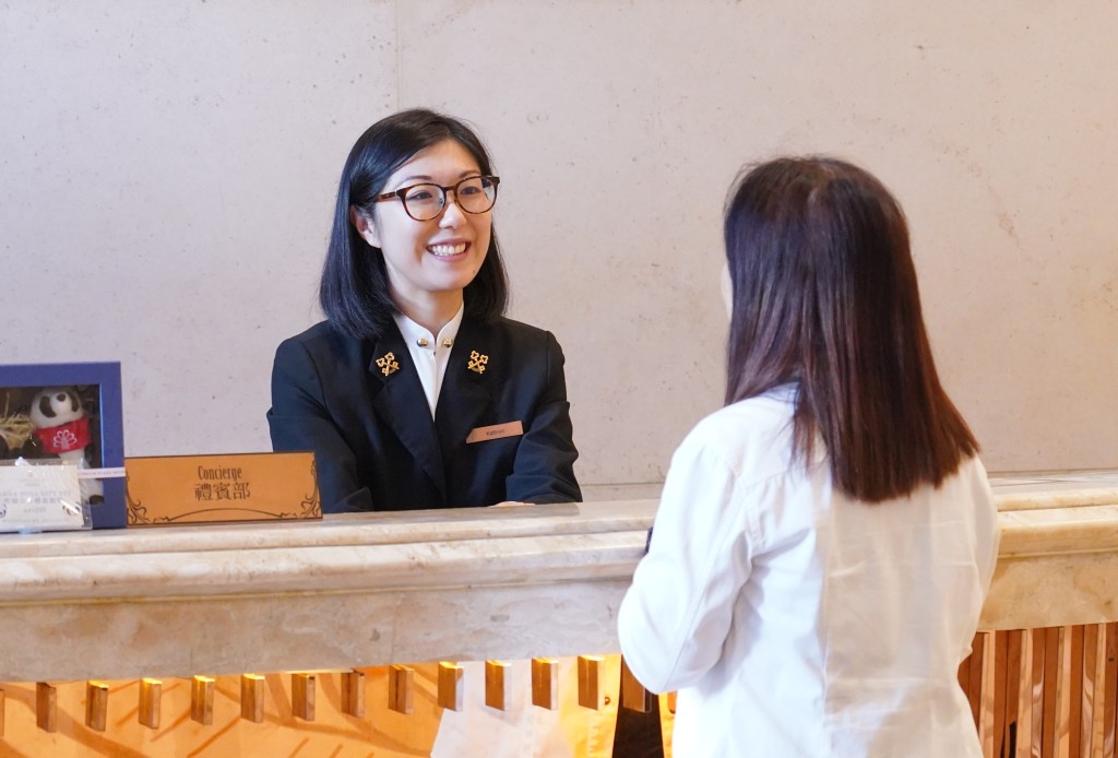 容嘉晴喜歡與人接觸溝通,也很喜歡為客人解決問題。 容嘉晴喜歡與人接觸溝通,也很喜歡為客人解決問題。