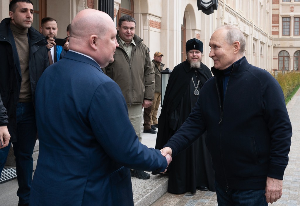 普京与塞瓦斯托波尔州长握手。美联社