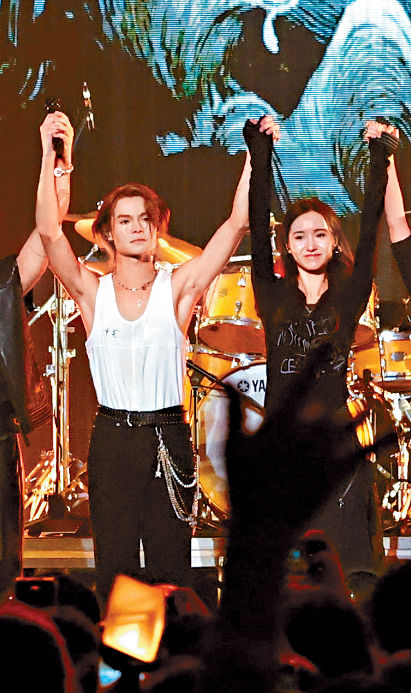 完場時Tiger感觸落淚，拖着妹妹謝幕。