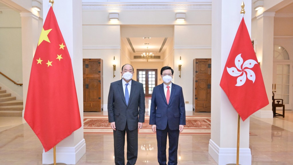 行政長官李家超在禮賓府與澳門特區行政長官賀一誠會面。政府新聞處