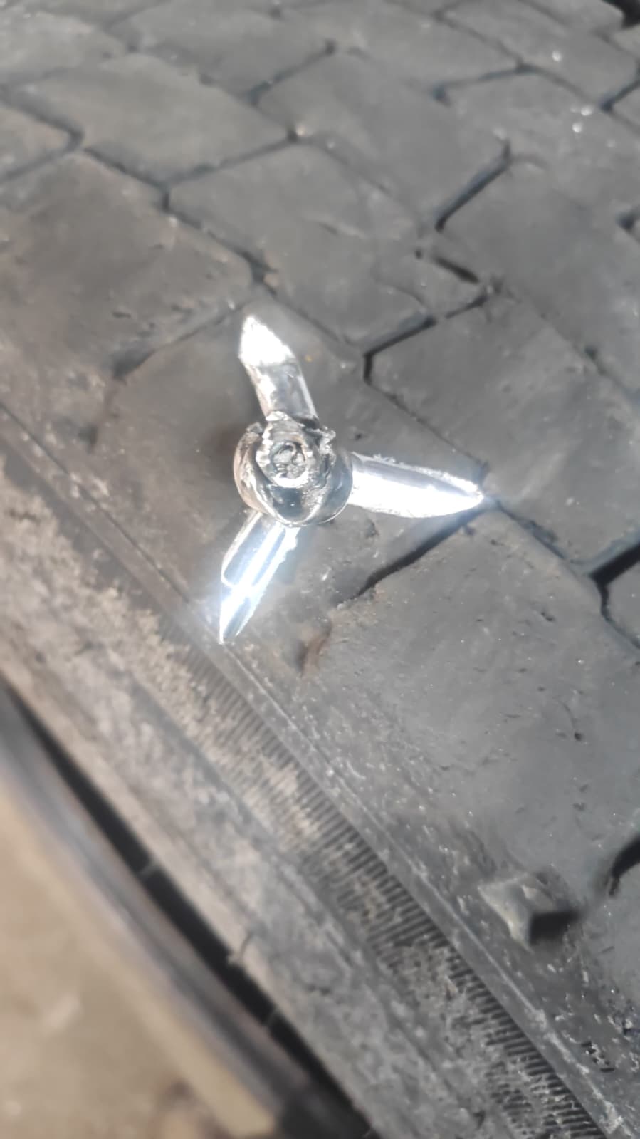 有途經車輛輪胎遭刺穿。網上圖片 有途經車輛輪胎遭刺穿。網上圖片