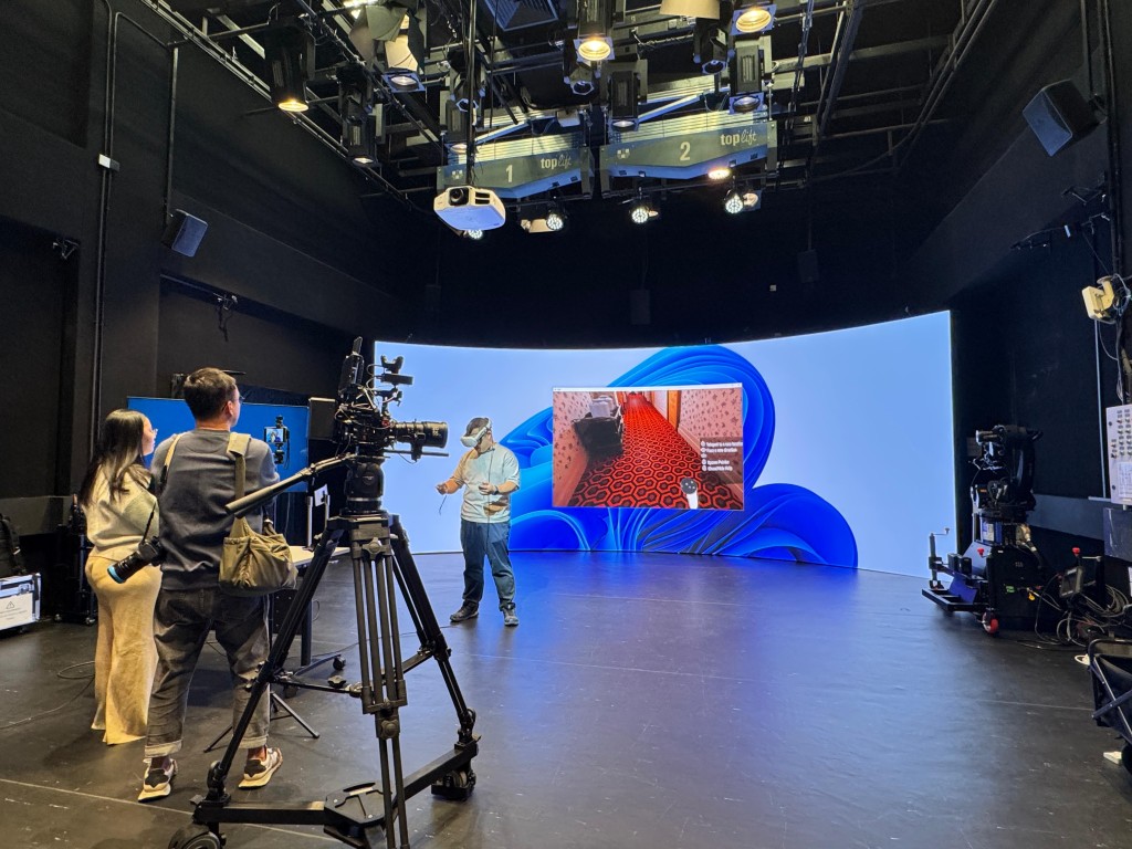 系统结合虚幻引擎及沉浸式VR技术，建立高真实的虚拟片场。 岭大提供