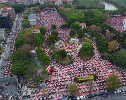 大步村體育公園座無虛席,十分熱鬧。網圖