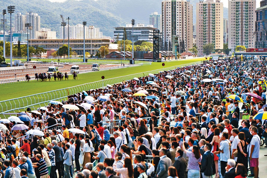 国庆赛马日吸引逾三万四千人入场共贺国庆，场内气氛炽热，呐喊此起彼落。