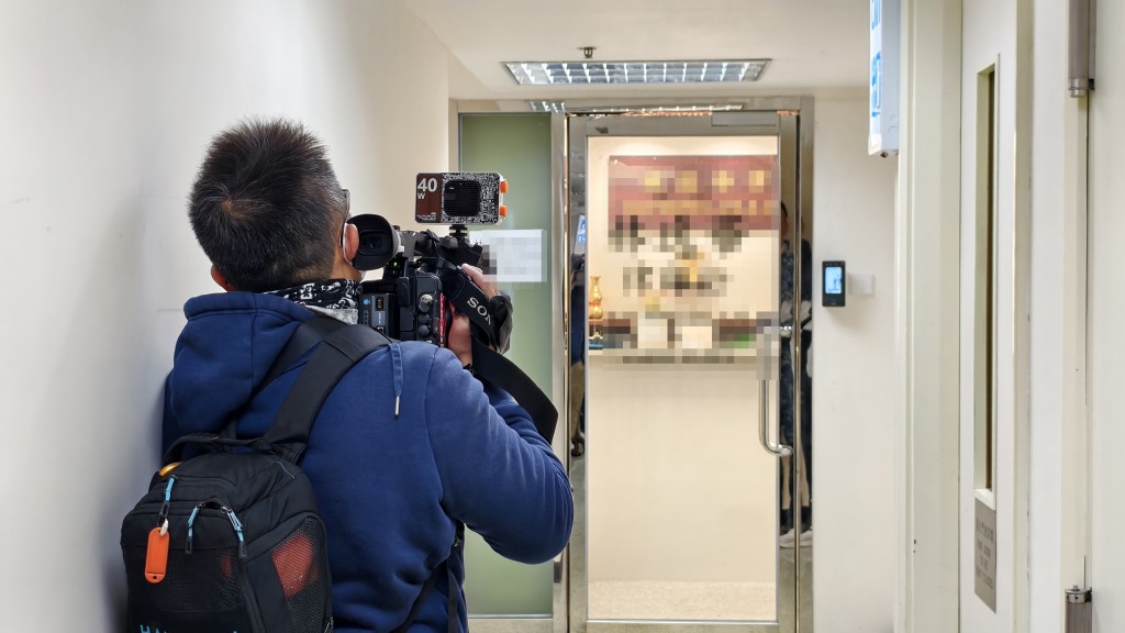 商業罪案調查科今日到旺角一間律師行進行搜查。黃文威攝